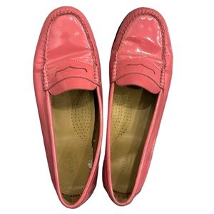 Women’s WeeJuns loafers (used-good condition)